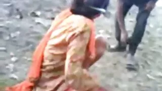 Безсоромна брюнетка показує безкоштовне порно відео оголеного коня хлопцеві