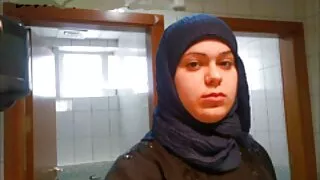 Запальна безкоштовний порно сайт сучка масажує кицьку руками на дивані